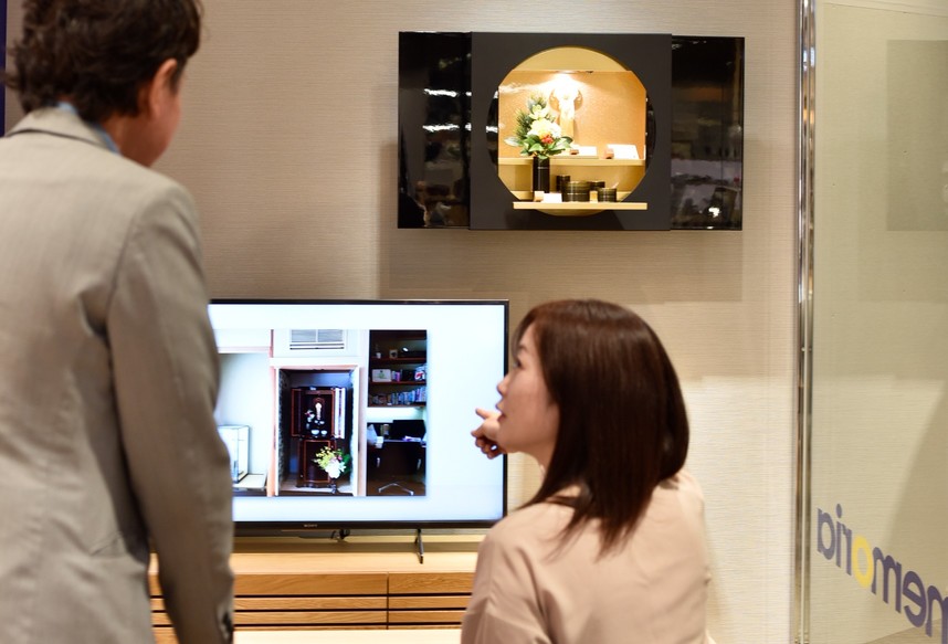 テレビで仏壇の設置例を確認