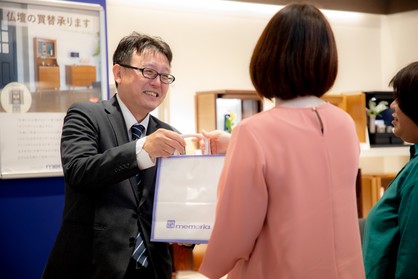 買われた商品を渡すスタッフ