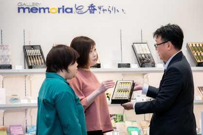 商品の紹介をするスタッフ