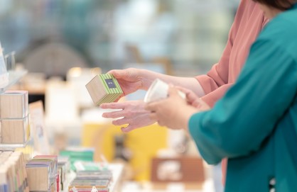 商品を手に取る女性