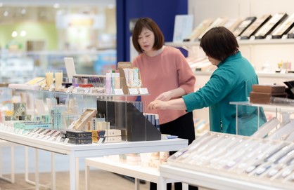 ギャラリーメモリアwith香ぎゃらりぃで買い物をする女性