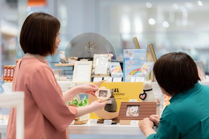 商品を吟味する女性