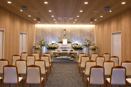 葬儀会館ミウラ葬祭花園ホール（豊田市）の並べられ椅子と祭壇