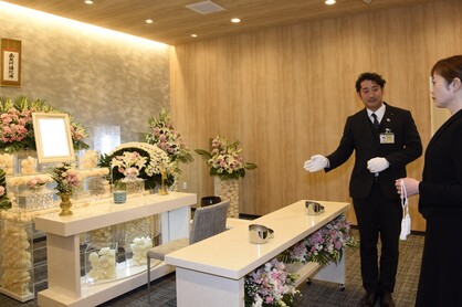 ミウラ葬祭花園ホール（豊田市）の祭壇とセレモニースタッフ