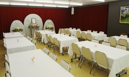 豊田市の葬儀会館葬場殿第三式場の祭壇と椅子とテーブル