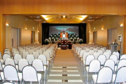 FUNE紫雲閣（豊田市の葬儀会館）の祭壇と椅子