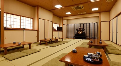 豊田市の葬儀会館のテーブルが4つ置かれた大きな和室