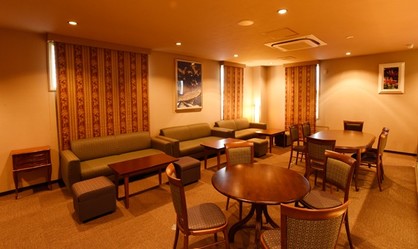 葬儀会館（豊田市）のソファとテーブルが置かれた親族控室