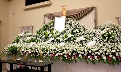 葬儀会館（豊田市）の白い花の祭壇