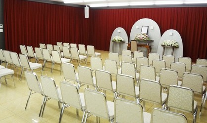 葬場殿第三式場（豊田市）の白い祭壇と白い椅子
