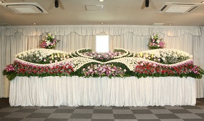 豊田市の葬儀会館の花で飾られた祭壇