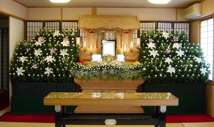 葬儀会館さつき苑（豊田市）の花と緑の祭壇