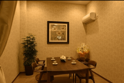東郷町の葬儀会館にあるテーブルと観葉植物が置かれた部屋